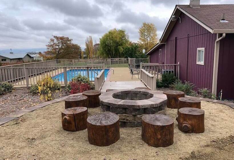 Raven Suite At Rellik House. Winery & Alpaca Farm