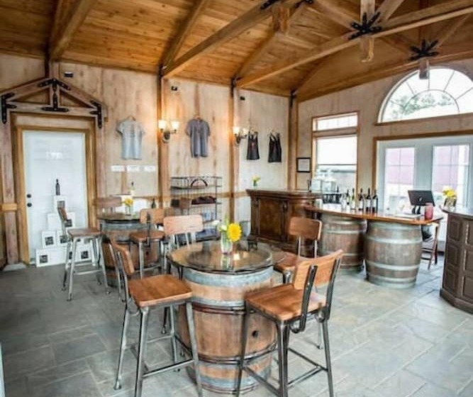 Raven Suite At Rellik House. Winery & Alpaca Farm