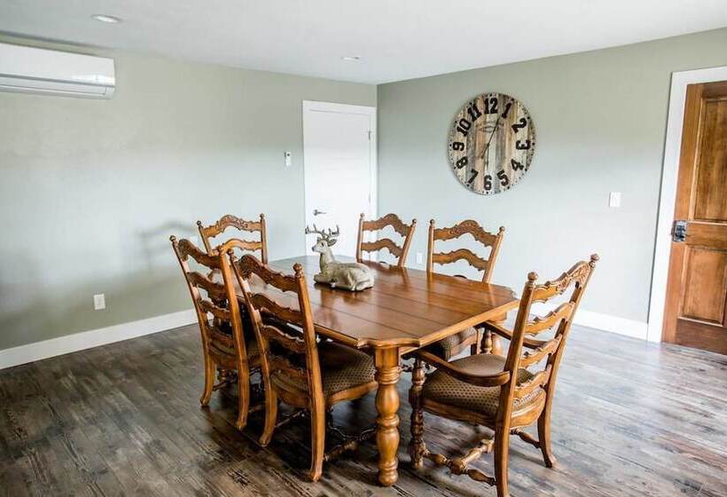 Raven Suite At Rellik House. Winery & Alpaca Farm