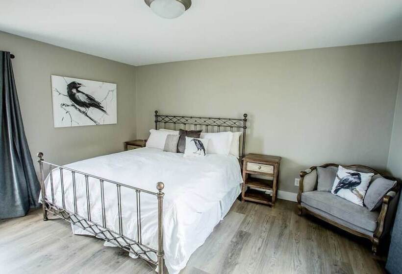 Raven Suite At Rellik House. Winery & Alpaca Farm