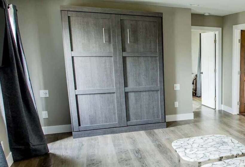 Raven Suite At Rellik House. Winery & Alpaca Farm