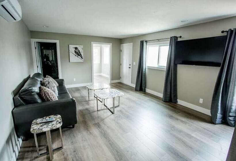 Raven Suite At Rellik House. Winery & Alpaca Farm