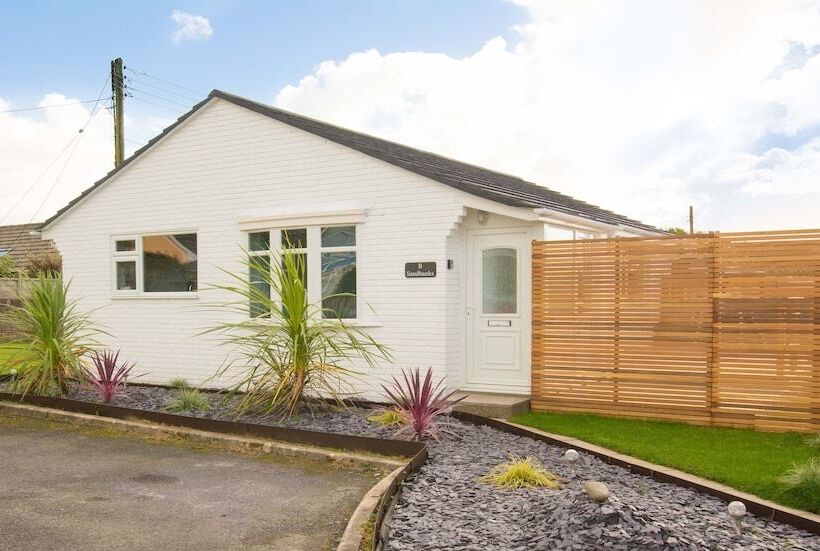 Sandbanks Sleeps 4 Beach Pass & 1 Dog