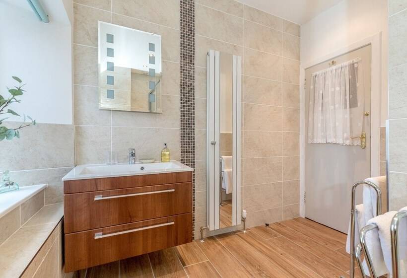 Silver Lining   Cottage By The Sea