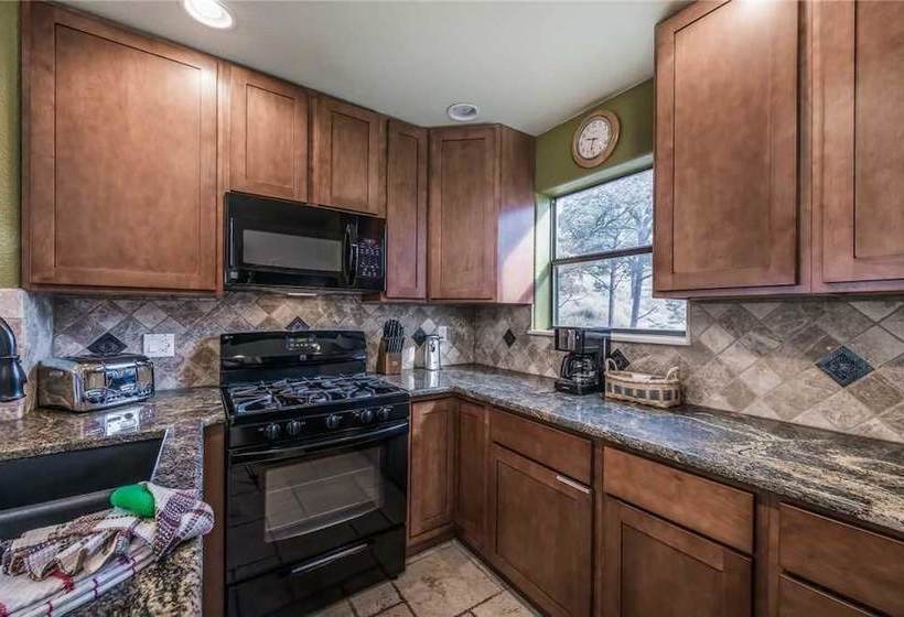 2 Spirit Lodge  Two Bedroom Cabin With Hot Tub