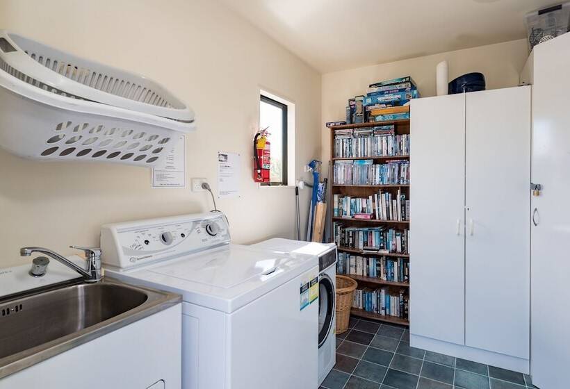 Sunseeker Cottages Motel