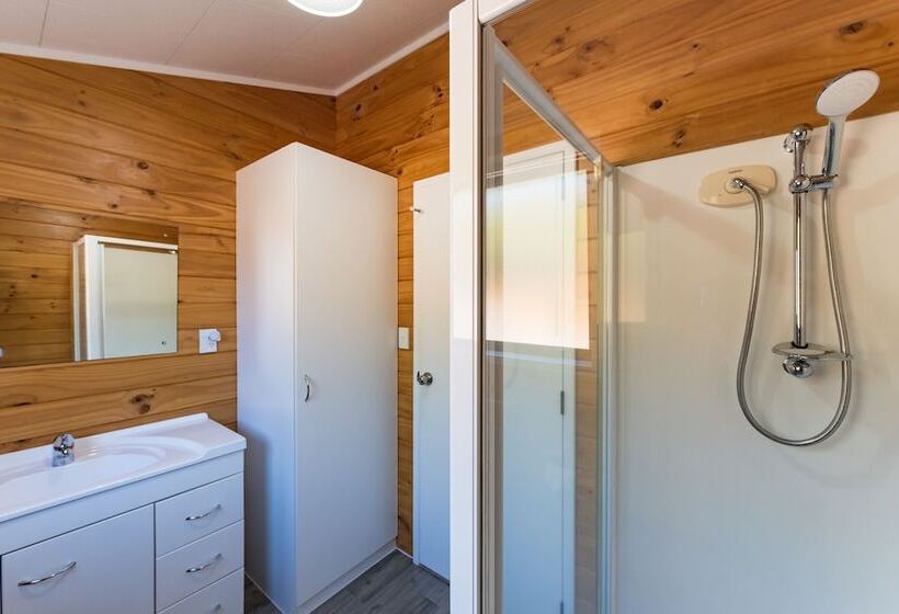 Sunseeker Cottages Motel