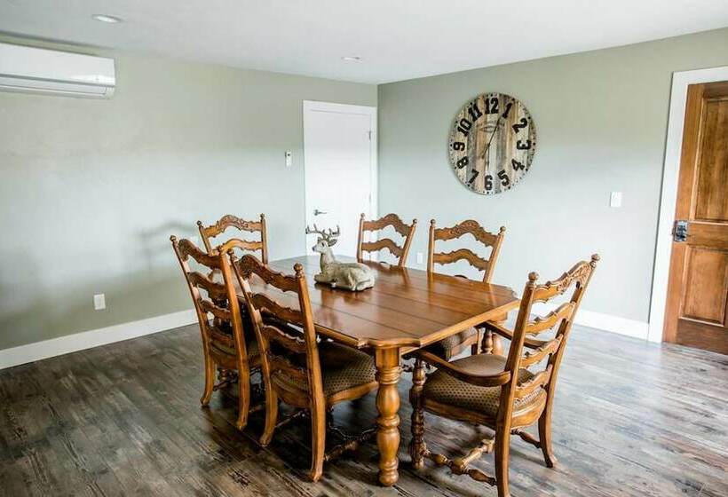 Wine Suite At Rellik House. Winery & Alpaca Farm