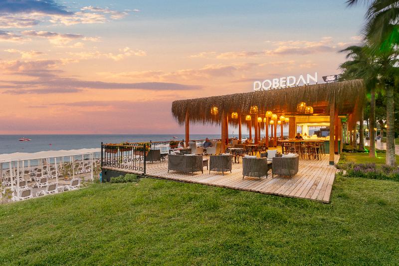 בית מלון כפרי Dobedan World Palace