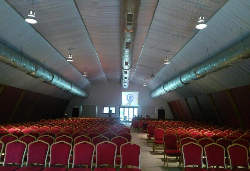 בית מלון כפרי Dobedan World Palace