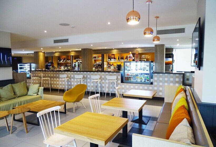 酒店 Campanile Val De France