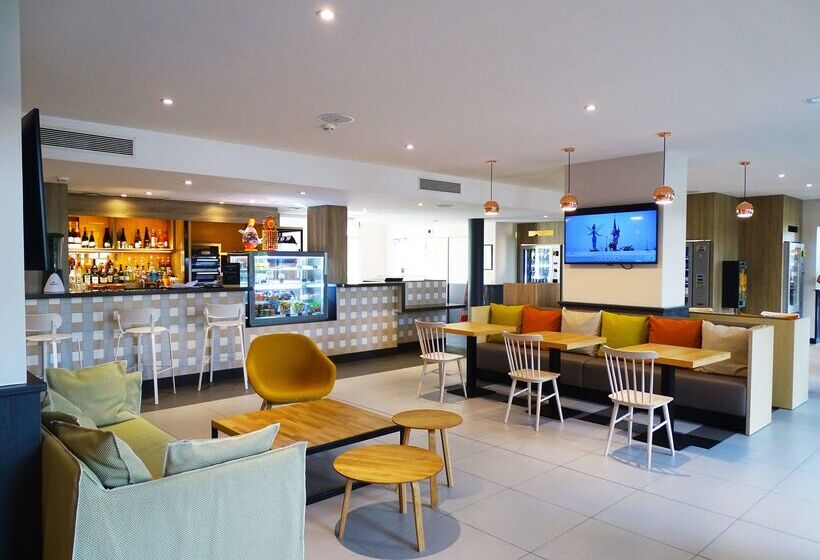 酒店 Campanile Val De France