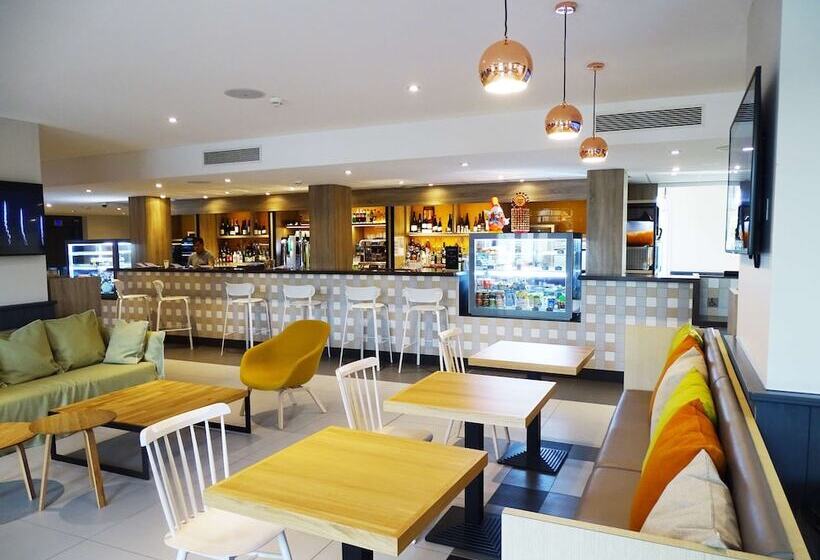 酒店 Campanile Val De France