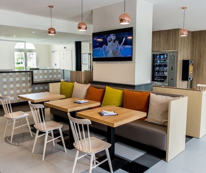 酒店 Campanile Val De France