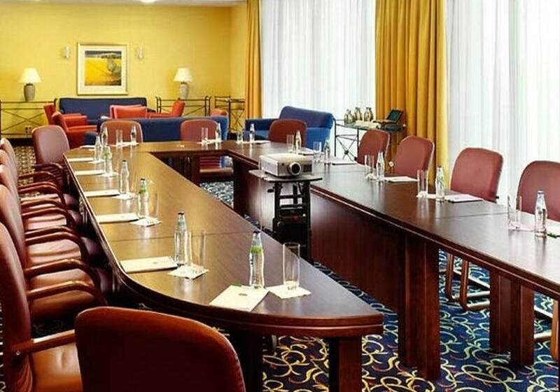 هتل Courtyard By Marriott Warsaw Airport