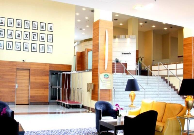 هتل Courtyard By Marriott Warsaw Airport