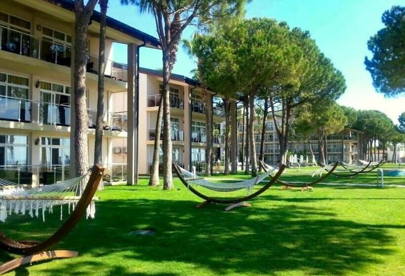 בית מלון כפרי Dobedan World Palace