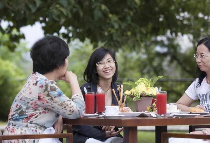 호텔 Earls Regency