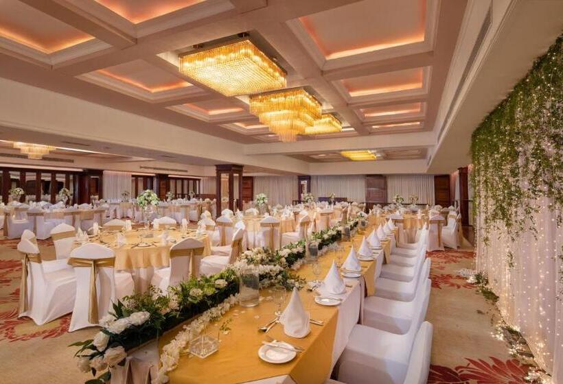 Отель Earls Regency