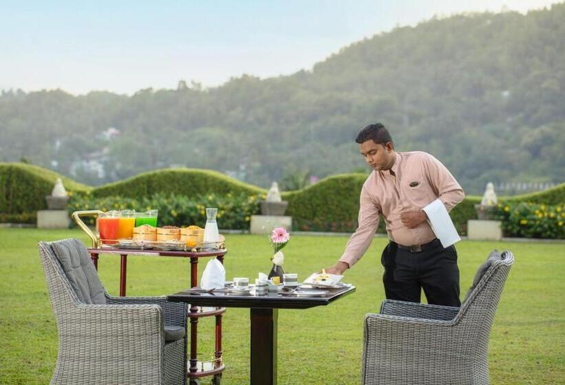 호텔 Earls Regency