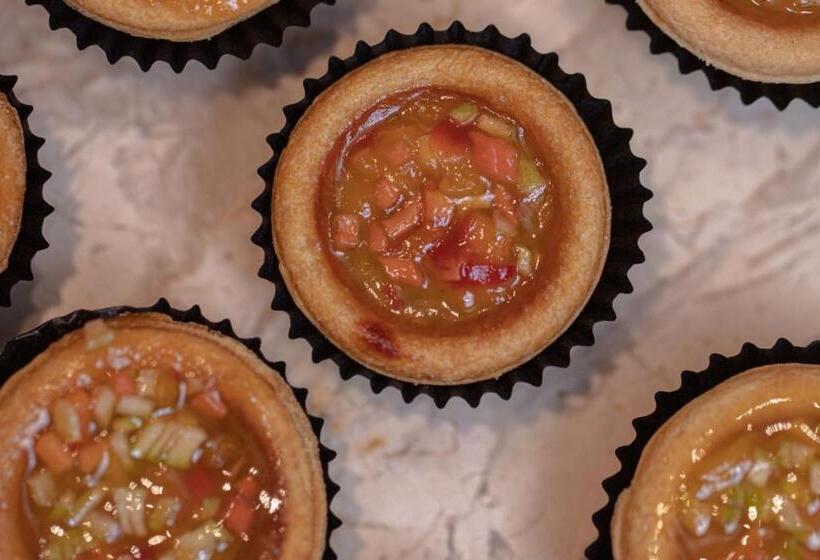 Отель Earls Regency