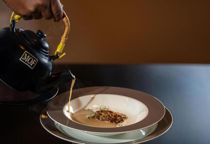 Отель Earls Regency