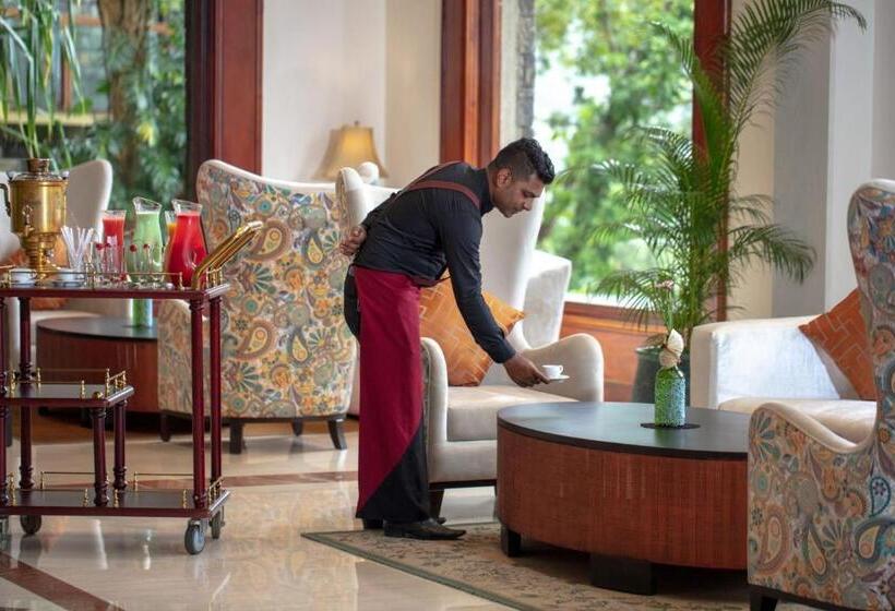 Отель Earls Regency