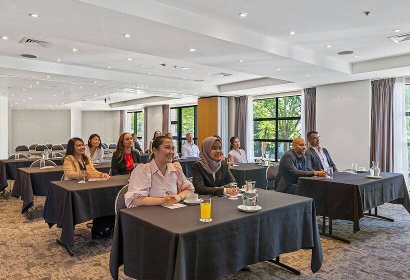 Parkside Hotel & Apartments