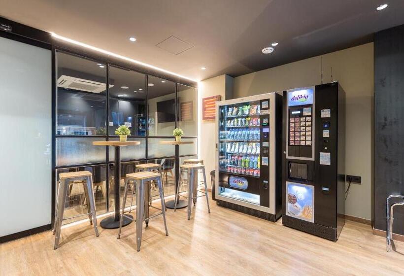 Airhostel Barcelona Airport 24h