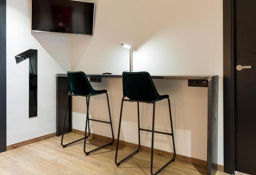 Airhostel Barcelona Airport 24h