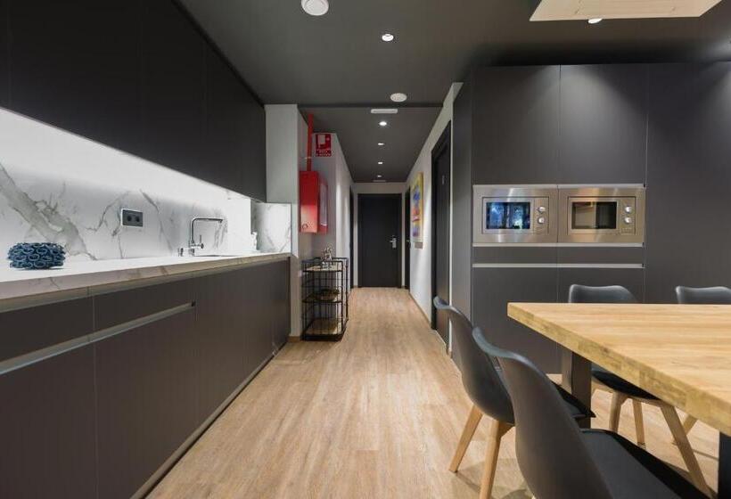 Airhostel Barcelona Airport 24h