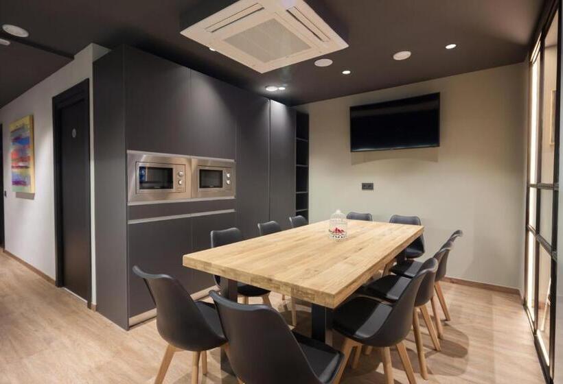 Airhostel Barcelona Airport 24h