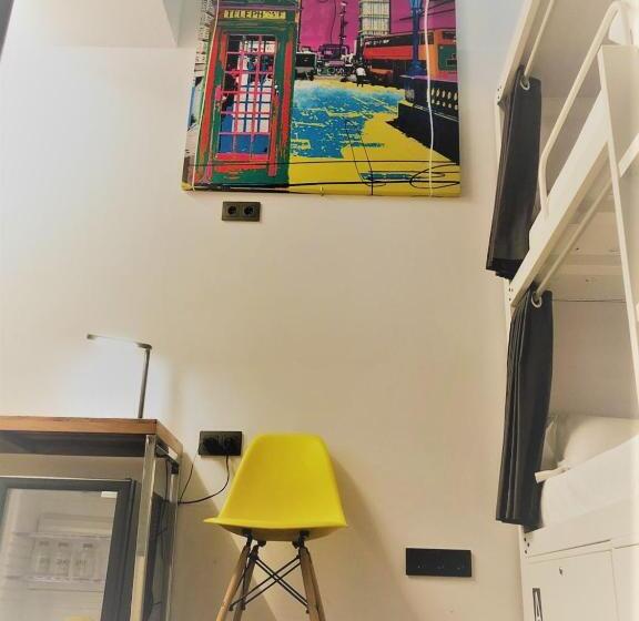 Airhostel Barcelona Airport 24h