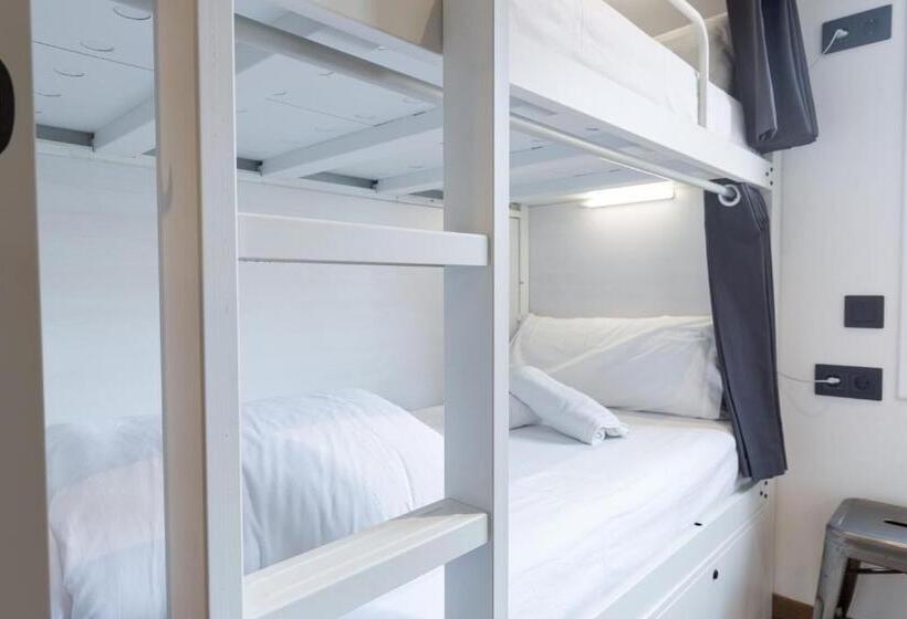 Airhostel Barcelona Airport 24h