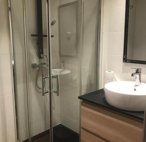 Airhostel Barcelona Airport 24h