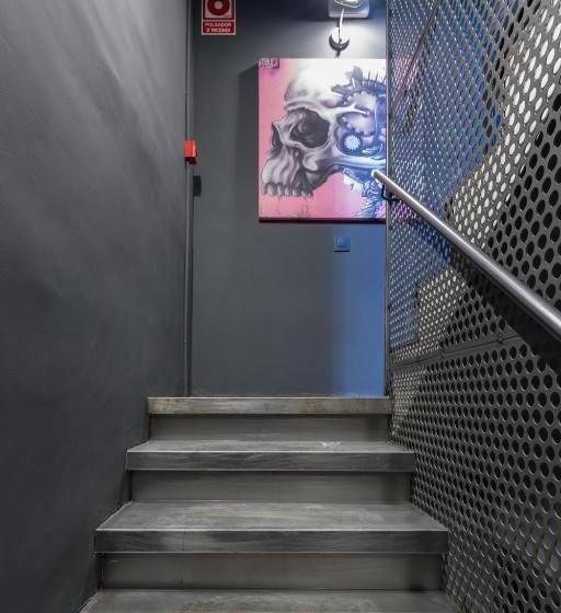 Airhostel Barcelona Airport 24h