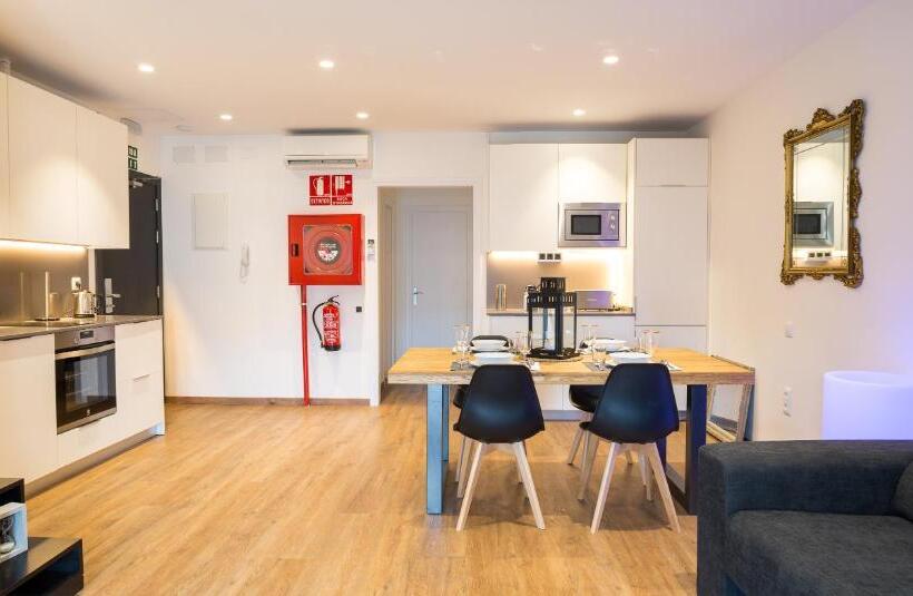 Airhostel Barcelona Airport 24h