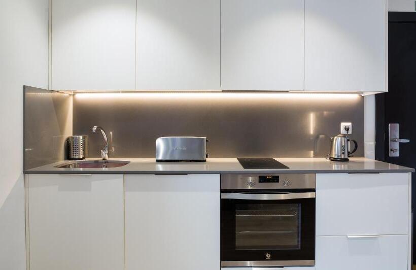 Airhostel Barcelona Airport 24h