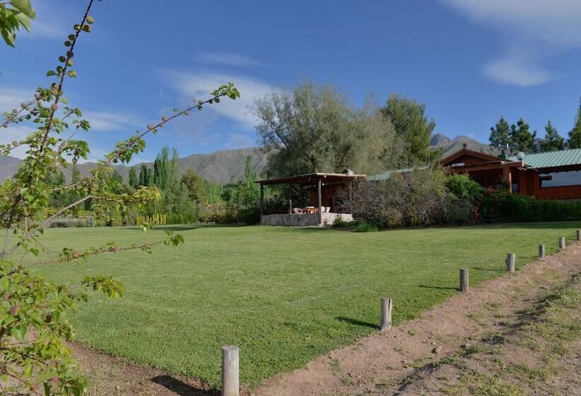 Entre Montañas Y Rio