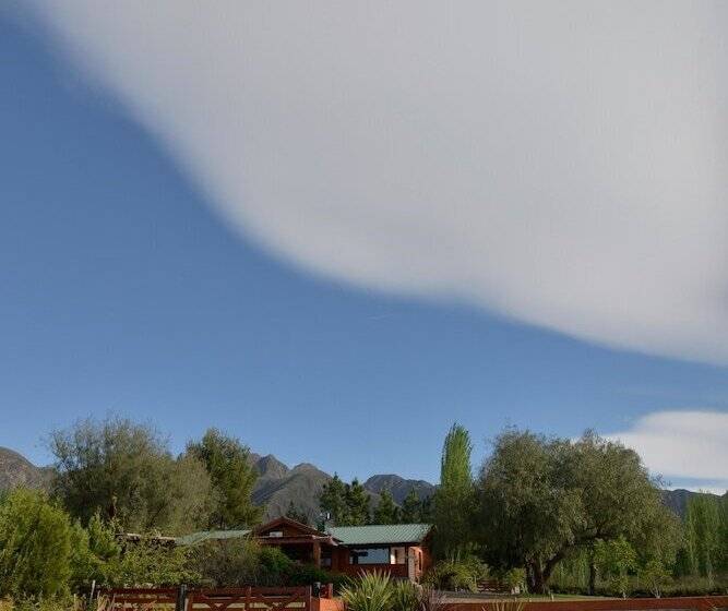 Entre Montañas Y Rio