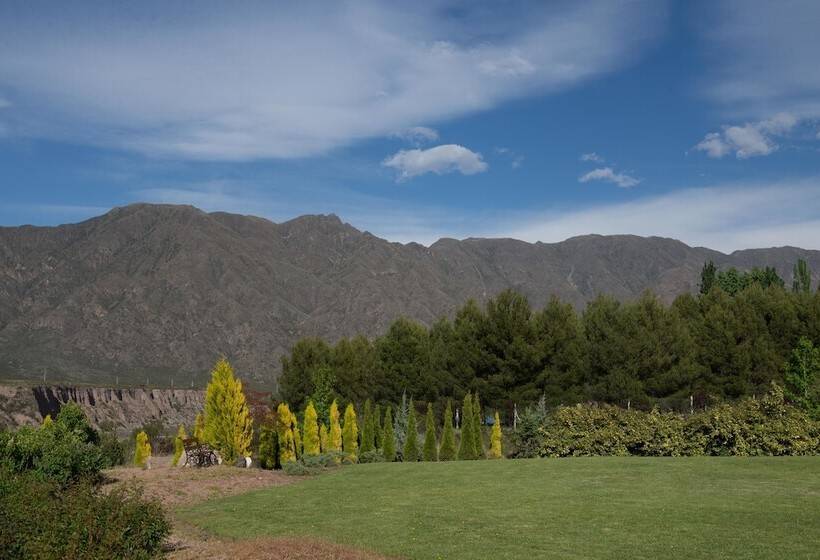 Entre Montañas Y Rio