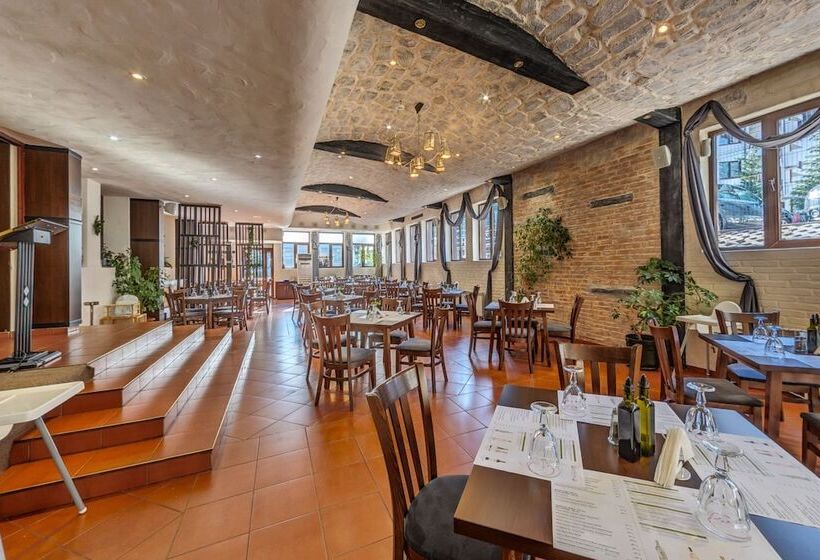 Flora Hotel   Apartments