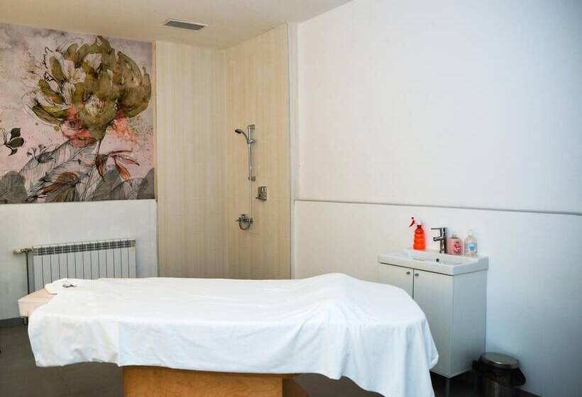 Flora Hotel   Apartments