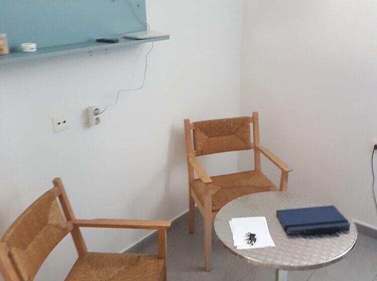 Fox Box Apt.   Hostel