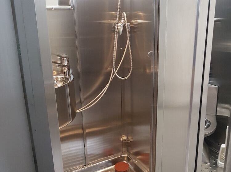 Fox Box Apt.   Hostel