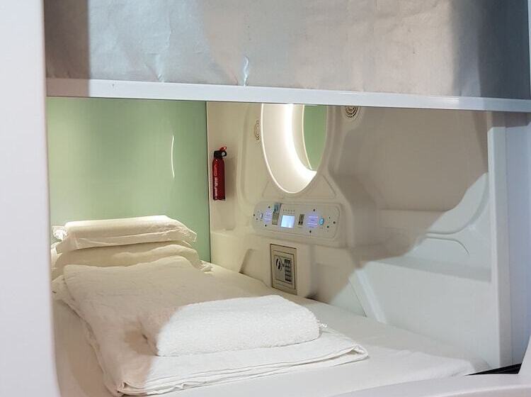 Fox Box Apt.   Hostel