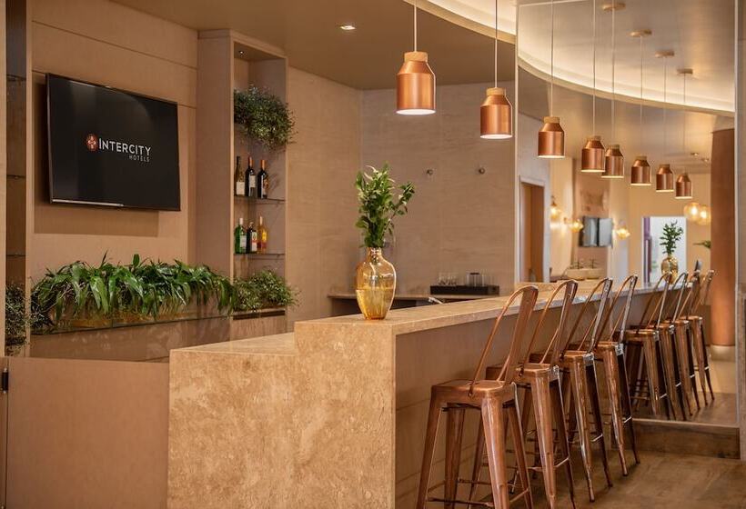 Отель Intercity Curitiba Batel