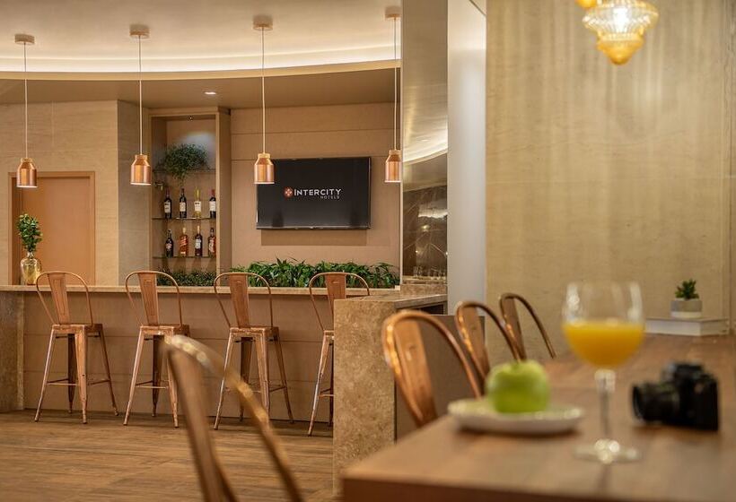 Отель Intercity Curitiba Batel