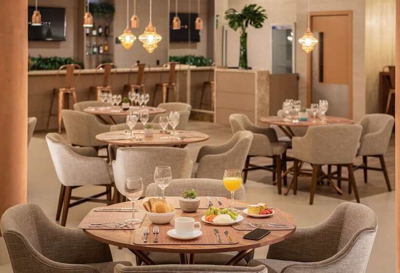 Отель Intercity Curitiba Batel