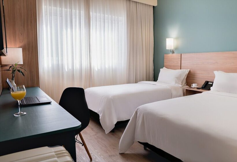 Отель Intercity Curitiba Batel